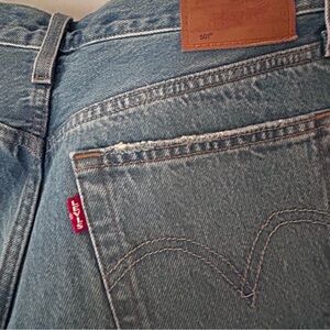 Premium distressed 501 Levi Denim, Size W28 L30